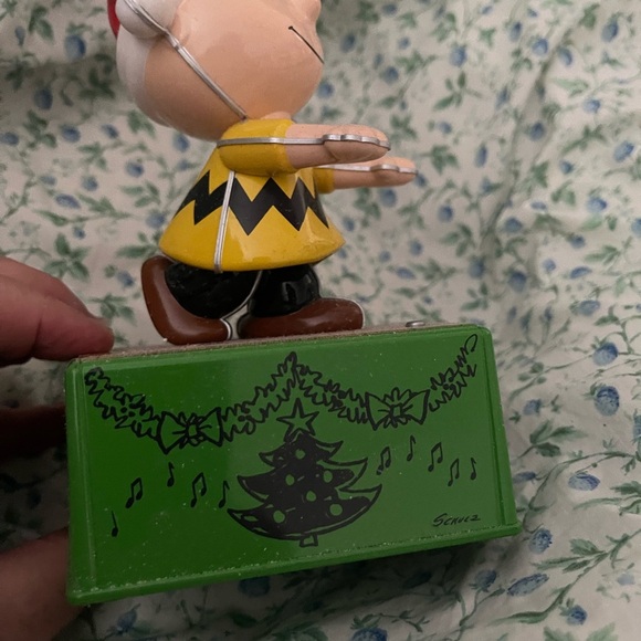 Hallmark Charlie Brown Holiday Decor with 2017 Music & Motion figure - Picture 4 of 5